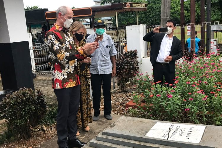 Duta Besar Belanda Lambert Grijns melihat sebuah bangunan makam bergaya Belanda di Taman Pemakaman Yayasan Lembaga Cornelis Chastelein (YLCC) di Jalan Kamboja, Pancoran Mas, Kota Depok, Jawa Barat pada Kamis (11/11/2021) siang.