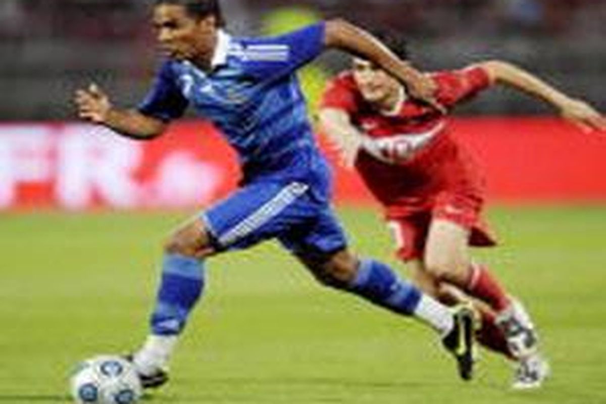 Pemain sayap Chelsea, Florent Malouda (biru).
