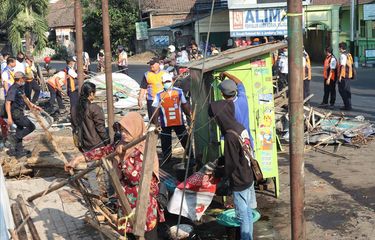 Penertiban lapak milik pedagang kaki lima (PKL) di depan Stasiun Kereta Api Jombang Jawa Timur, oleh petugas gabungan, Kamis (4/7/2019) pagi.
