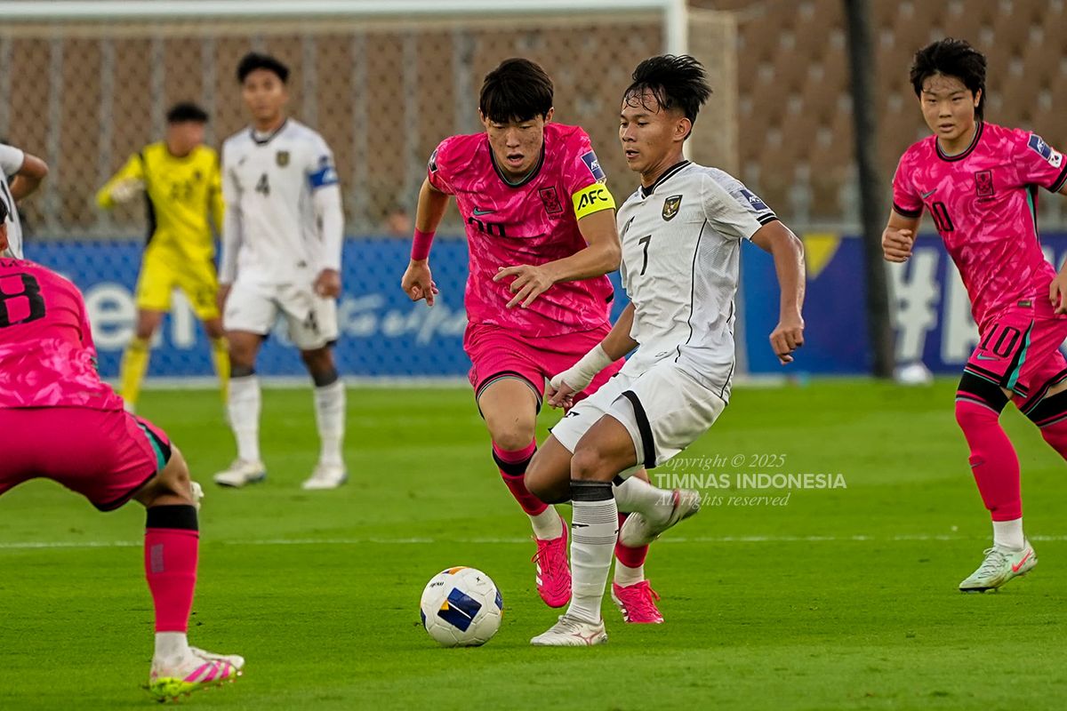 Aksi penyerang Timnas U17 Indonesia Zahaby Gholy pada Partai Timnas U17 Indonesia vs Korea Selatan yang bergulir di Stadion Prince Abdullah Al Faisal, Jeddah, Arab Saudi, pada Jumat (4/4). Laga ini menjadi partai perdana babak penyisihan Grup C Piala Asia U17 2025.