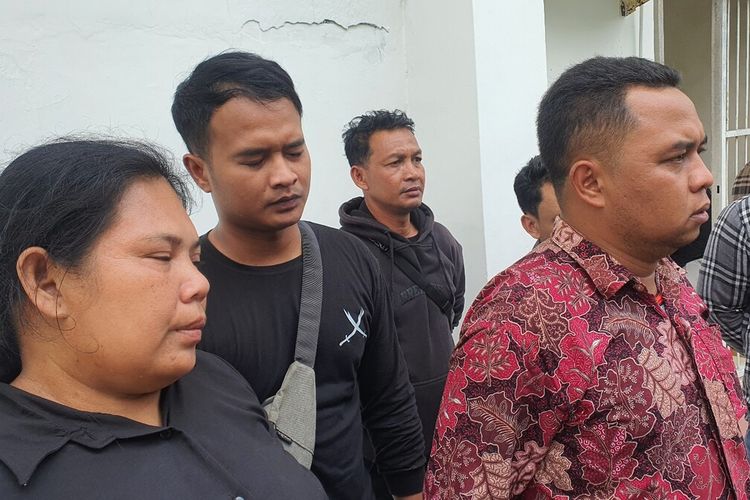 Perwakilan keluarga korban penembakan polisi Totok Wahyudi saat memberikan keterangan kepada media di PN Wonosari, Gunungkidul, DI Yogyakarta. Kamis (12/10/2023)