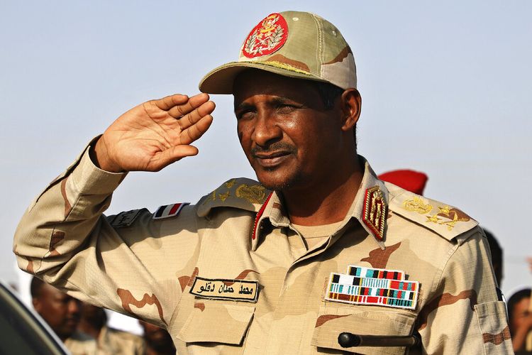 Jenderal Mohammed Hamdan Dagalo, komandan pasukan paramiliter Rapid Support Forces (RSF) sekaligus wakil kepala dewan militer Sudan, memberi hormat selama upacara umum, di Galawee 15 Juni 2019.