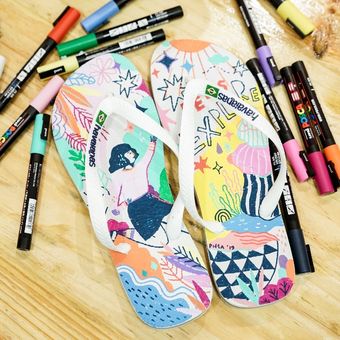 Sandal jepit karya seniman kreatif, Diela Maharanie dalm rangka peluncuran kampanye Lets Summer oleh Havaianas.