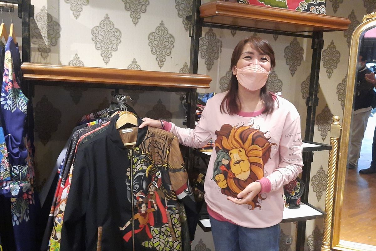 Christina Damayanti alias Kristin menceritakan jaket karyanya dibeli Jokowi pada saat peresmian Bandara Ngloram Blora, ditemui Kompas.com di Batik Snap, Blora, Selasa (21/12/2021)