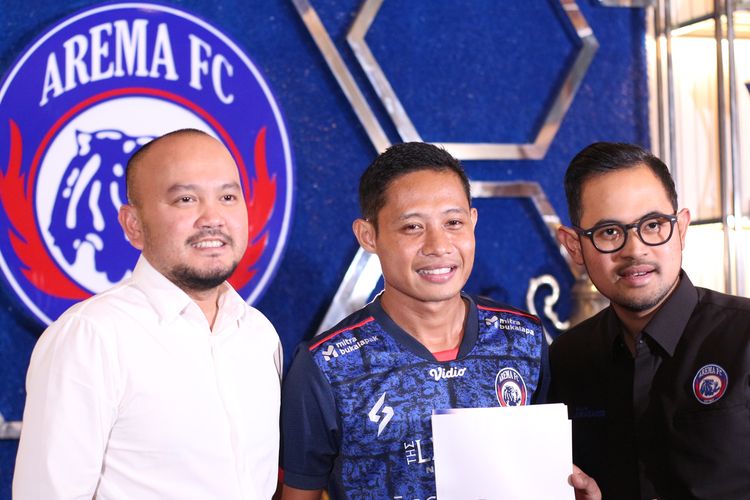 Pemain baru Arema FC Evan Dimas (tengah) foto bersama Manajer M Ali Rifki (kiri) dan Presiden Klub Gilang Widya Pramana (kanan) seusai diperkenalkan pada media di Kandang Singa, Kantor Arema FC, Kamis (7/4/2022) sore.
