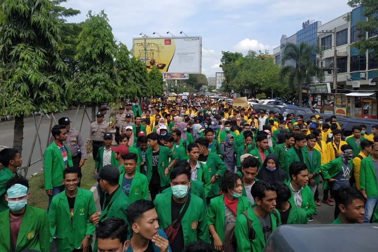 Mahasiswa dari berbagai kampus menggelar demonstrasi di Kota Lhokseumawe, Aceh, Kamis (4/10/2019)