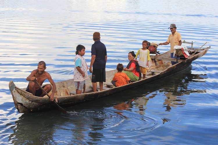Sejumlah orang menaiki perahu tradisional di pesisir Popayato, mereka adalah warga bajau yang tinggal di Desa Torosiaje