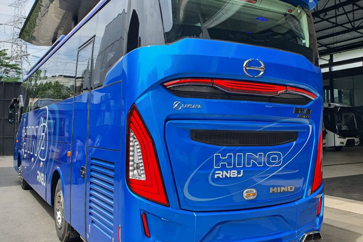 Bus dengan sasis Hino RN8J