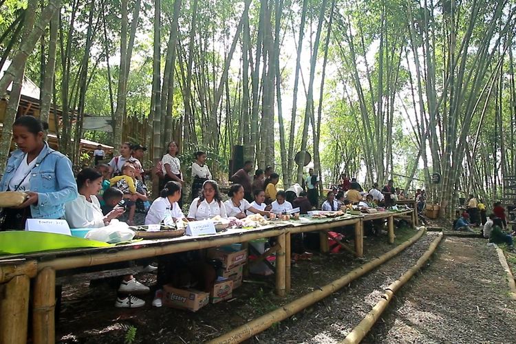 Foto : Para pelaku UMKM menjajalkan produk seperti kopi, makanan Lolak, kerajinan bambu, dan tenun di Hutan Bambu pada Wolobobo Ngada Festival 2023 kembali digelar sejak Rabu (28/6/2023) hingga Jumat (30/6/2023).  