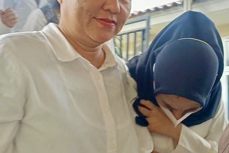 Selebgram asal Palembang, Adelia Putri Salma (berhijab) saat tiba di PN Tanjung Karang, Kamis (1/2/2024).