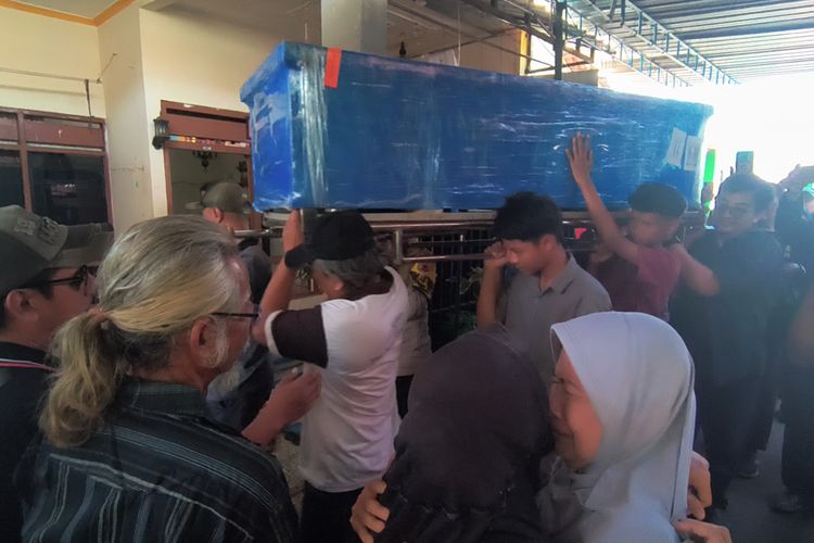Jenazah Aldo Korban KM Virgo Tiba di Rumah Duka Karanganyar, Tangis Keluarga Pecah