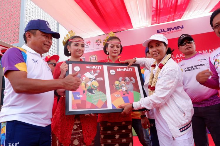 Dirut Telkomsel, Ririek Adriansyah (kiri) dan Menteri BUMN, RIni Soemarno (kanan) meresmikan SIMcard khusus Asian games 2018 di kantor Telkomsel Bandar Lampung, Rabu (8/8/2018).