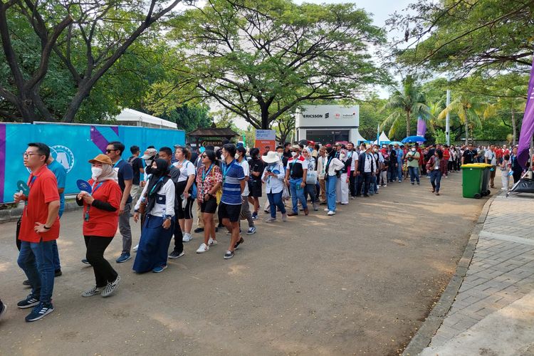 Antrean penonton di area Grandstand 2A-2F menjelang balapan Formula E Jakarta 2022 di Jakarta International E-Prix Circuit (JIEC), Sabtu (4/6/2022).