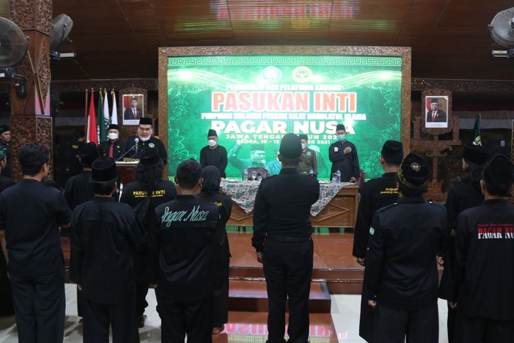 Bupati Blora, Arief Rohman menutup kegiatan diklatsus Pagar Nusa di Pendopo Bupati Blora, Minggu (12/12/2021)