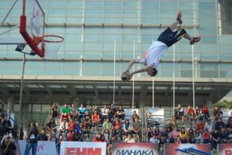 Salah seorang anggota Lords of Gravity, Benjamin Goy, melakukan koprol di udara sebelum memasukkan bola ke dalam ring basket pada pemanasan sebelum tampil di Grand City, Surabaya, Sabtu (7/9/2013) 