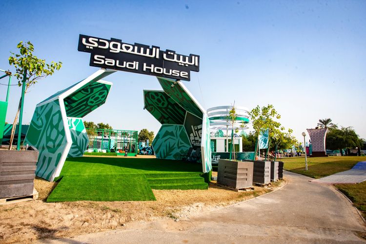 Arab Saudi memanfaatkan penyelenggaraan Piala Dunia 2022 di Qatar untuk lebih membuka diri dengan dunia. Mereka membangun Saudi House, wahana interaktif seluas 18.000 meter persegi di Doha?s Corniche.