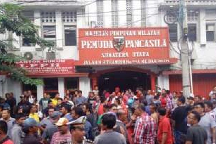 Kantor MPW PP Sumut yang dihancurkan massa IPK. Ratusan kader PP berkumpul hendak melakukan balasan, Sabtu 