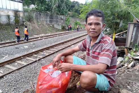 Mengais Rezeki di Balik Anjloknya KRL di Kebon Pedes Bogor..