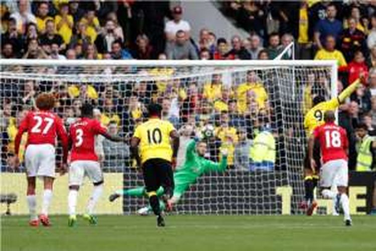 Troy Deeney mencetak gol Watford ke gawang Manchester United pada lanjutan Premier League di Stadion Vincarage Road, Minggu (18/9/2016).
