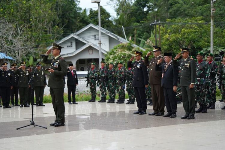 Peserta upacara merupakan gabungan dari TNI, Polri, dan ASN lingkup Pemkab HST. 