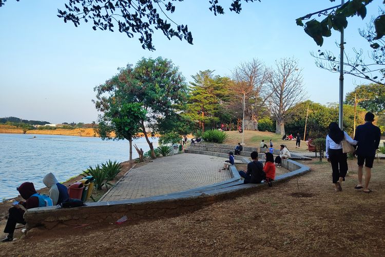 Taman Kota Ria Rio di Kayu Putih, Jakarta Timur ramai dikunjungi warga pada Selasa (5/9/2023) sore. 