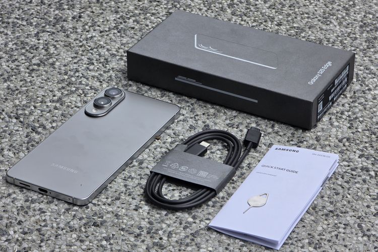 Unboxing Samsung Galaxy S25 Edge versi Indonesia varian warna Titanium Silver. Di dalam boks ada satu unit Samsung Galaxy S25 Edge warna silver, kabel USB-C to USB-C, sim ejector tool, dan buku panduan singkat.
