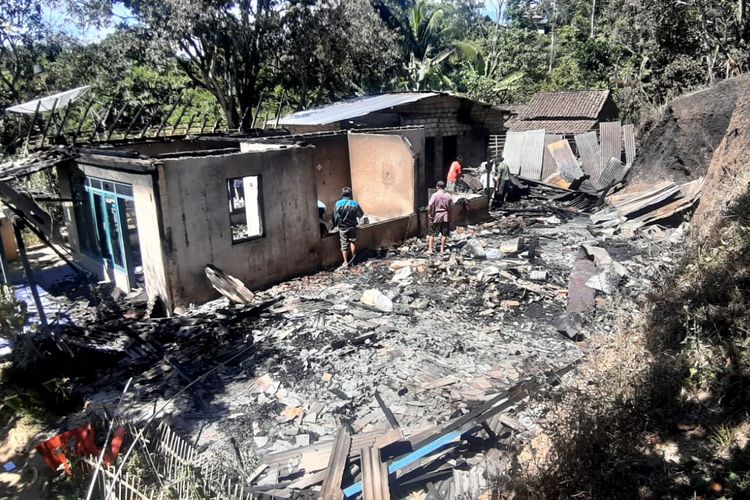 Foto:Sebanyak tiga rumah di Dusun Kayumas, Desa Kayumas, Kecamatan Arjasa, Kabupaten Situbondo, Provinsi Jawa Timur terbakar pada Rabu (19/6/2024). 