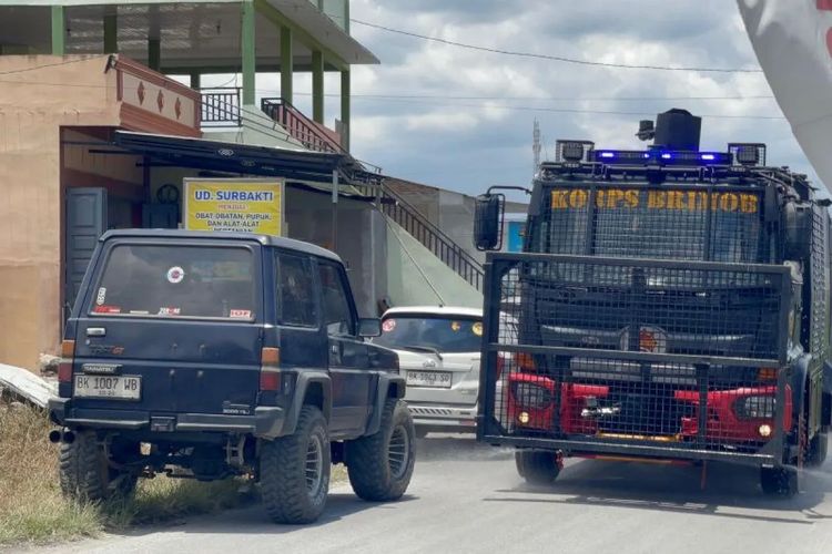Brimob Polda Sumut Gunakan Water Cannon Bersihkan Abu Pascaerupsi Gunung Sinabung di Jalan Utama Karo