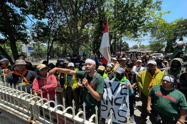 Sejumlah masa yang tergabung dalam Aliansi Kelompok Pecinta Alam Jawa Barat menggelar aksi di depan Kantor Perhutani Divisi Regional Jawa Barat - Banten di Jalan Soekarno-Hatta, pada Senin (13/3/2023).