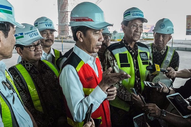 Presiden Joko Widodo usai meninjau perkembangan pembangunan Bandara Internasional Yogyakarta di Kabupaten Kulon Progo, Yogyakarta, Kamis (29/8/2019). 