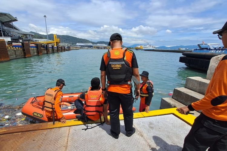 Petugas Basarnas Banten melakukan korban tenggelam di dermaga 3 Pelabuhan Merak menggunakan perahu karet. Korban diketahui merupakan anak koin.