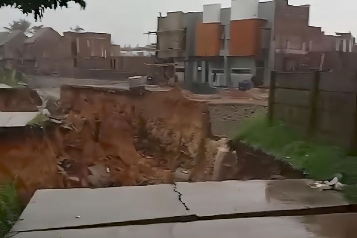 Jalan penghubung desa di Kabupaten Tangerang longsor, Selasa (5/11/2024).