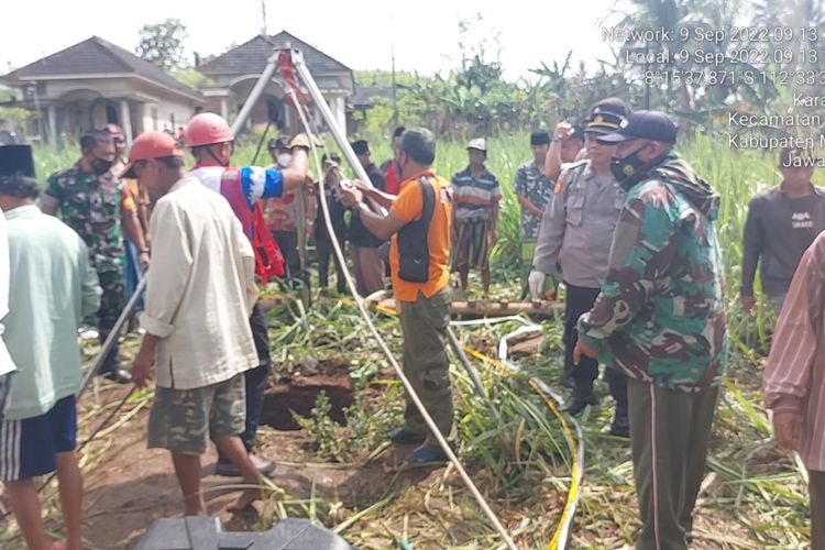 Petugas mengevakuasi korban Mutieh dari dalam lubang jamban.