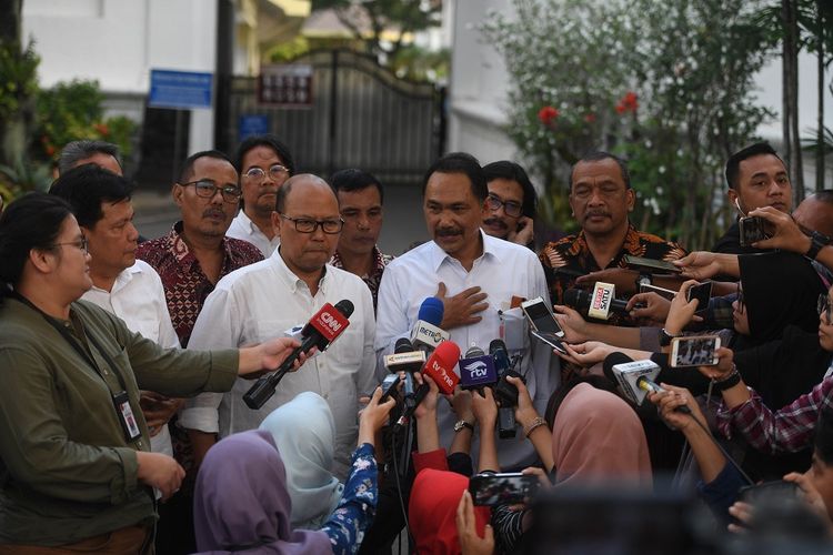 Koordinator Nasional Relawan Golkar Jokowi (Gojo) Rizal Mallarangeng (tengah) bersama sejumlah tokoh-tokoh relawan  memberikan keterangan usai mengikuti pertemuan dengan Presiden Joko Widodo di Jakarta, Jumat (27/9/2019). Dalam pertemuan itu presiden berdiskusi dengan relawan terkait sejumlah isu besar seperti karhutla dan Perppu KPK. ANTARA FOTO/Akbar Nugroho Gumay/foc.