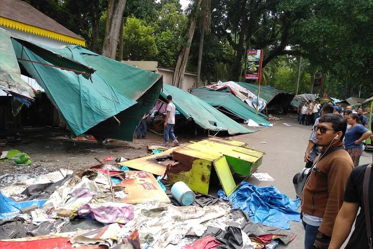 Warga masih berada di depan warkop Elisabeth yabg digusur. Penggusuran Warkop ini menuai protes karena warkop ini sudah menjadi ikon wisata kuliner di Kota Medan.