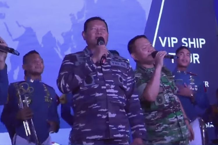 Kepala Staf Angkatan Laut (KSAL) Laksamana Yudo Margono dan Kepala Staf Angkatan Darat (KSAD) Jenderal Dudung Abdurachman memamerkan kemesraan dengan menyanyikan lagu Pamer Bojo ciptaan mendiang Didi Kempot berdua.