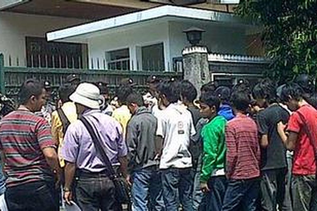 Puluhan mahasiswa melakukan aksi unjuk rasa di Kedutaan Besar Somalia, Jakarta, Rabu (13/4/2011). Mereka menuntut Somalia membantu pembebasan 20 ABK Sinar Kudus yang disandera perompak Somalia.