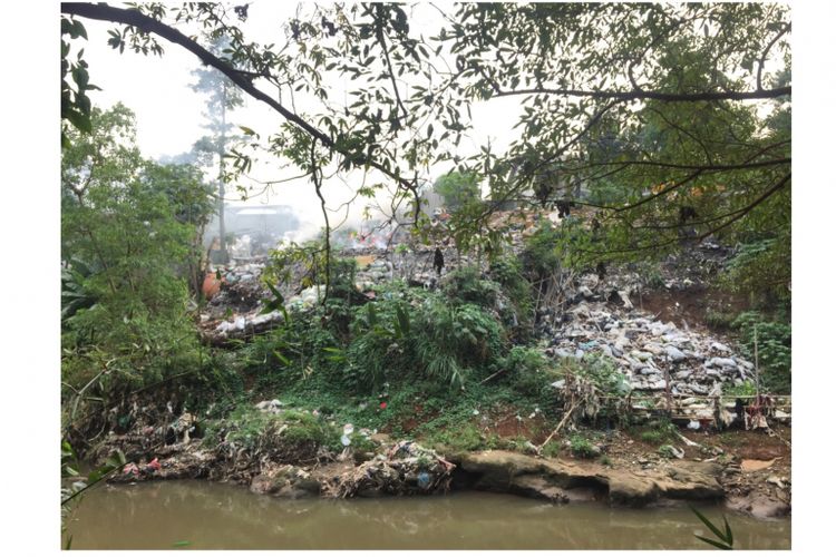 Tumpukan Sampah di Pinggir Kali Ciliwung, Jalan poncol, Tugu, Cimanggis, Depok, Selasa (24/7/2018).