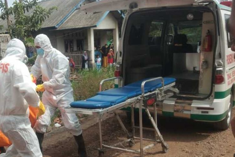 Ambulans saat melakukan evakuasi mayat yang ditemukan membusuk di Lombok Timur