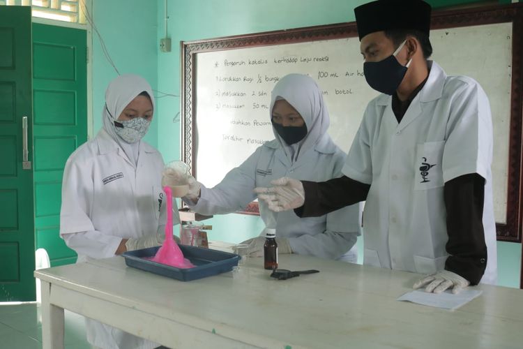 Ilustrasi Hari Santri Nasional. Santri Pondok Pesantren Raudhatul Mujawwidin Tebo, Jambi sedang praktik laju reaksi (kimia farmasi).