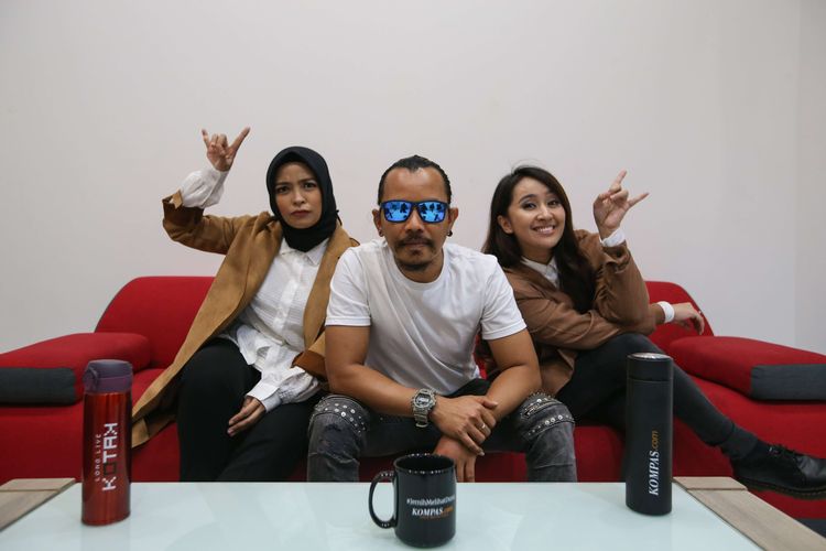 Band KotaK saat berkunjung ke Kantor Redaksi Kompas.com, Jakarta, Selasa (14/7/2020). KotaK diketahui baru merilis singel terbaru mereka berjudul Hoax. Sebuah lagu yang berisi pesan agar masyarakat tidak ikut menyebarkan berita-berita bohong atau hoaks.