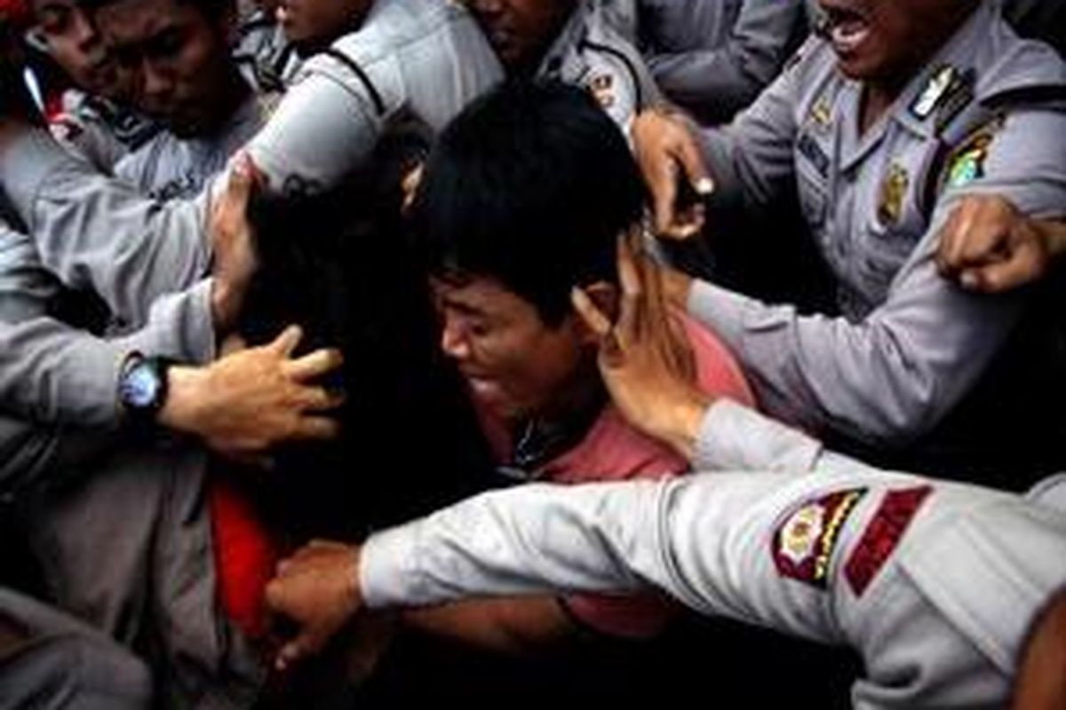 Pengunjuk rasa dari Aliansi Buruh Menggugat terdesak oleh kepungan aparat kepolisian.