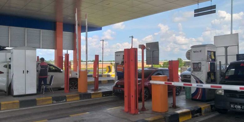 Pintu masuk tol Keramasan yang menghubungkan Palembang-Kayuagung Kabupaten OKI, Sumatera Selatan nampak lengang tanpa adanya pemeriksaan dari pos penyekatan setelah adanya larangan mudik, Kamis (6/5/2021).