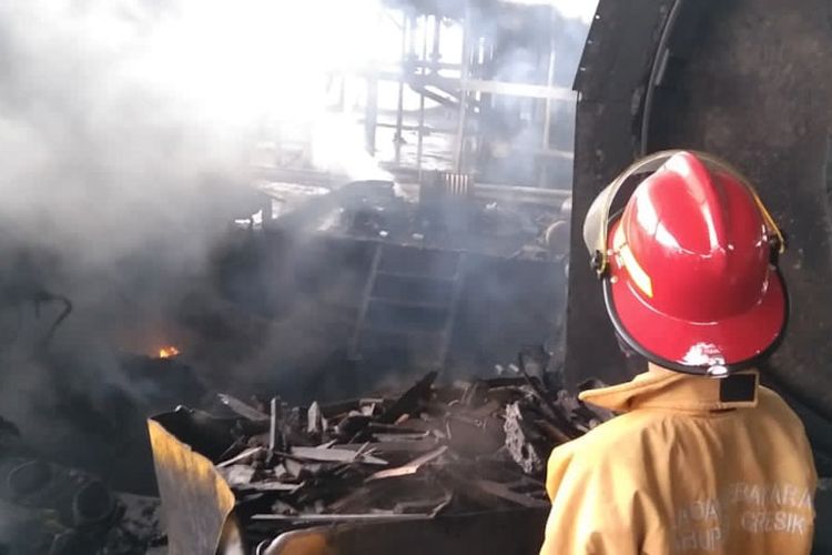 Petugas berhasil memadamkan kebakaran yang sempat terjadi di PT Ritex Energi Lestari, Jumat (18/2/2022).