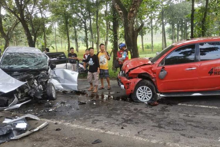 Mobil Toyota Avanza bertabrakan dengan Mitsubishi Strada di jalan raya Parengan - Jatirogo, Tuban.