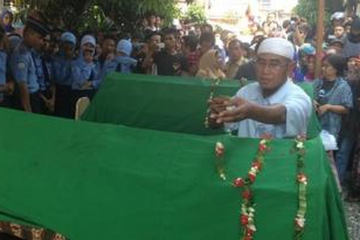Jenazah para korban pembunuhan di Periuk Jaya, Tangerang, dimakamkan Rabu (30/4/2014) di TPU Selapajang, Tangerang