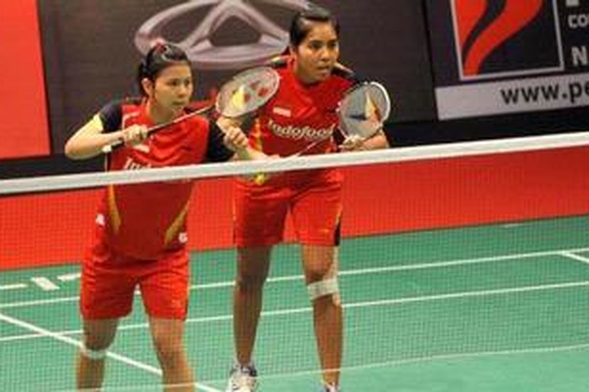 Pemain ganda putri tim Indonesia Greysia Polii (kiri)/Nitya Krishinda Maheswari bersiap menerima servis ketika bertanding melawan pasangan Ashwini Ponnappa/Gadre Pradnya dari India dalam pertandingan babak penyisihan grup kejuaraan bulu tangkis beregu campuran Piala Sudirman di Stadion Putra, Bukit Jalil, Kuala Lumpur, Malaysia, Senin (20/5/2013). Greysia Polii/Nitya Krishinda Maheswari menang dengan skor 21-19, 22-20.