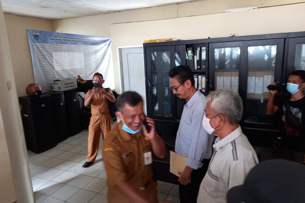 Perwakilan warga menyerahkan uang Rp 1000 sebagai bentuk protes kepada Kepala Dinas Pemuda dan Olahraga Kabupaten Pandeglang, Ahmad Saladin karena hadiah Bupati Cup, Senin (20/12/2021).