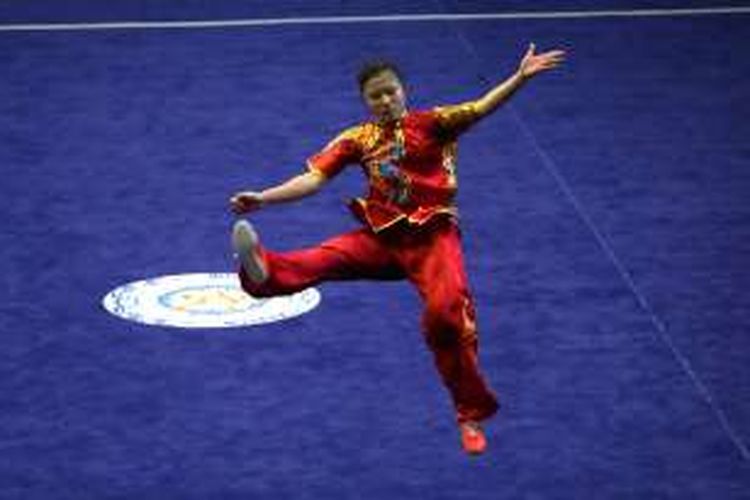 Atlet Wushu putri Jawa Tengah, Devi Indaryanti Taryono bertanding pada PON XIX kategori chang quan di GOR Pajajaran, Bandung, Minggu (18/9/2016).  Atlet Wushu putri Jawa Barat, Monica Pransisca meraih medali emas PON XIX dengan nilai 9,53.  