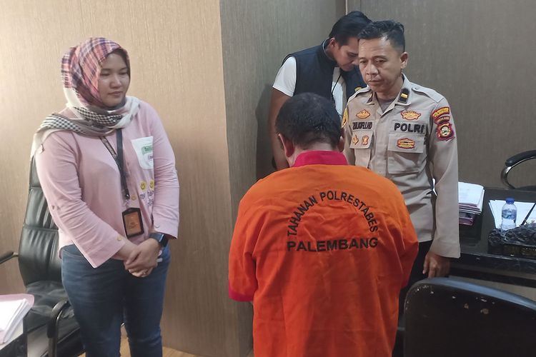 SA (48) tersangka pencabulan anak kandung saat berada di Polrestabes Palembang,
